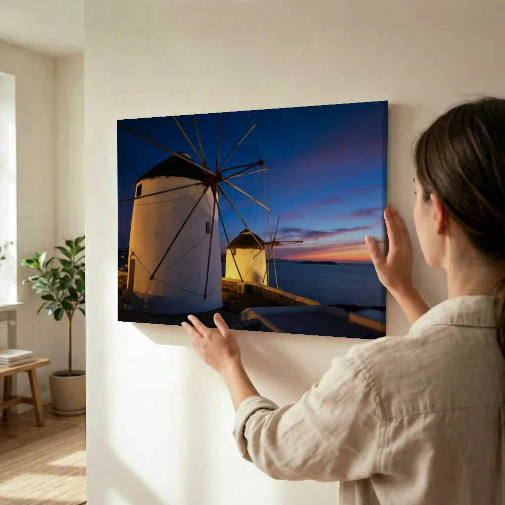 Sfeerimpressie: Windmolens van Mykonos in de avondschemering terwijl het wordt opgehangen