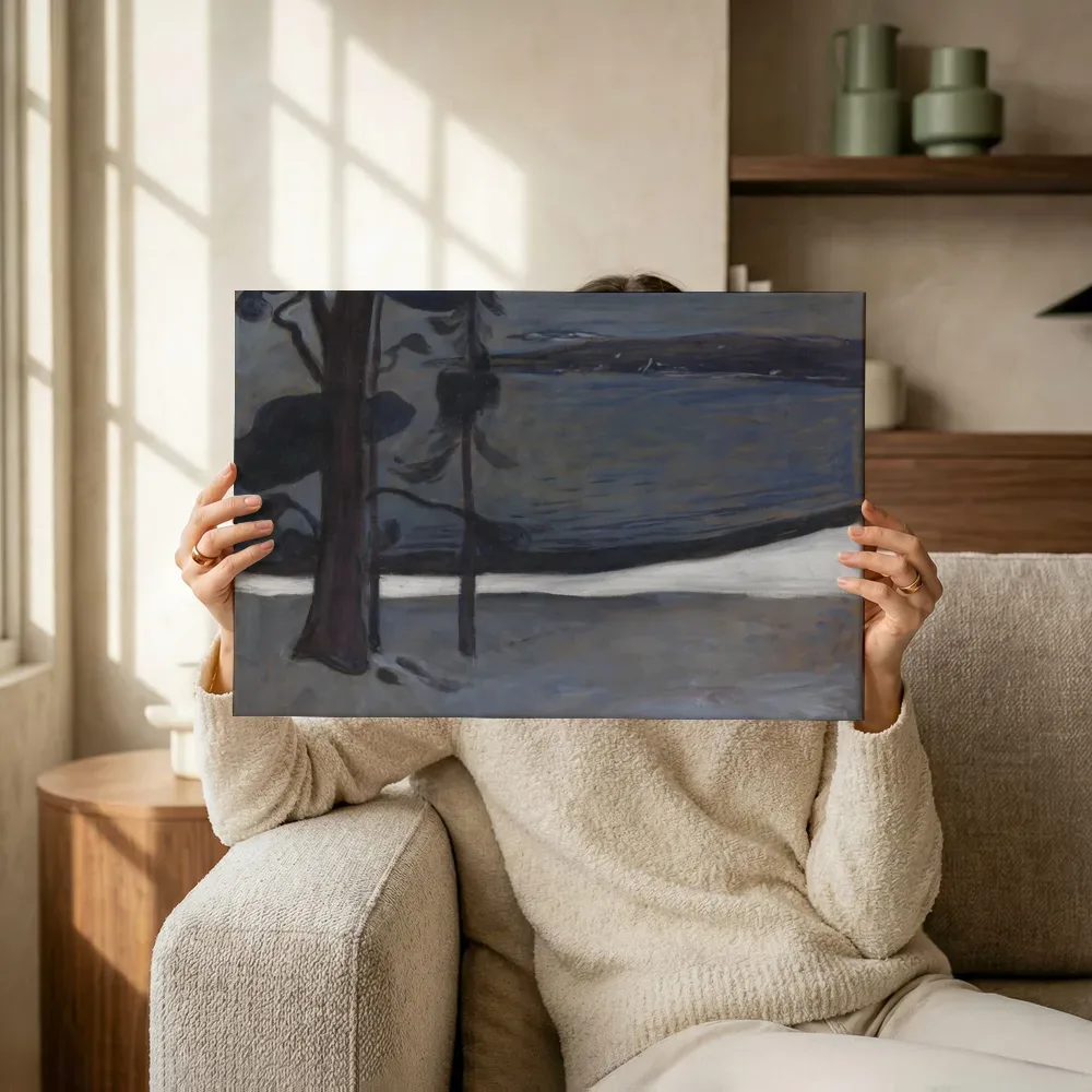 Sfeerimpressie: Winter bij Nordstrand van Edvard Munch terwijl het omhoog wordt gehouden