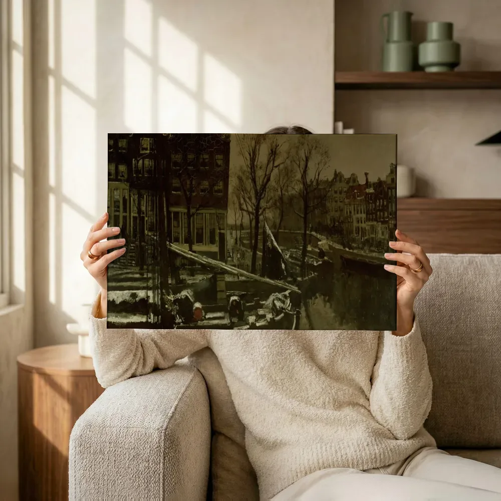 Sfeerimpressie: Winter in Amsterdam van George Hendrik Breitner terwijl het omhoog wordt gehouden