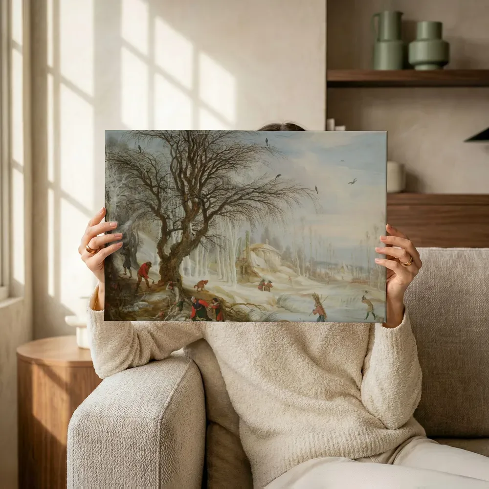 Sfeerimpressie: Winterlandschap met houtsprokkelaars van Gijsbrecht Leytens terwijl het omhoog wordt gehouden