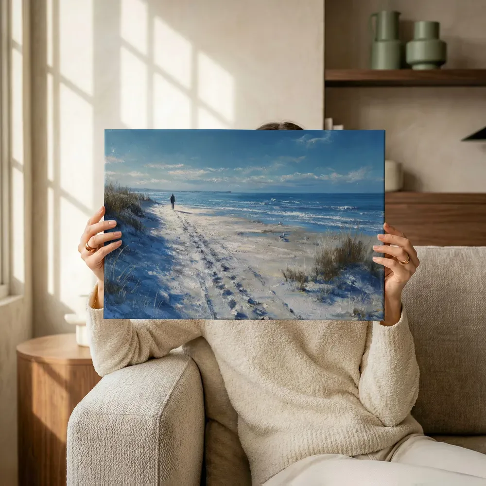 Sfeerimpressie: Winterwandeling langs het besneeuwde strand terwijl het omhoog wordt gehouden