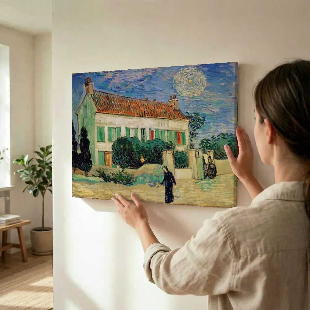 Sfeerimpressie: Wit huis in de nacht van Vincent van Gogh terwijl het wordt opgehangen