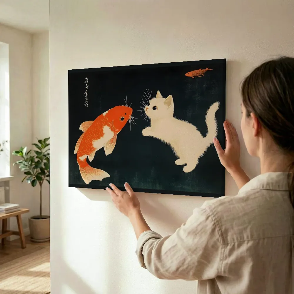 Sfeerimpressie: Wit katje met koi vis op donkere achtergrond terwijl het wordt opgehangen