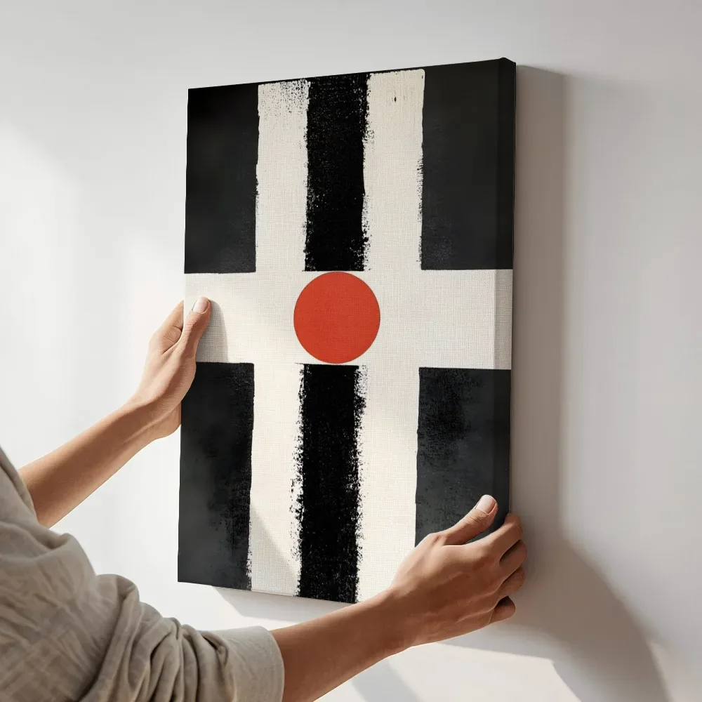 Sfeerimpressie: Wit kruis met rode cirkel op zwart terwijl het aan de muur wordt gehangen