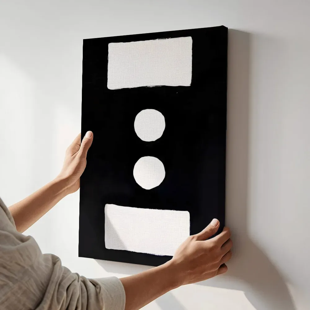 Sfeerimpressie: Wit symbool op zwart terwijl het aan de muur wordt gehangen