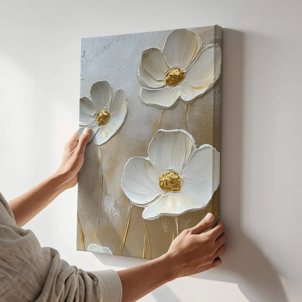 Sfeerimpressie: Witte anemonen op goudbeige terwijl het zittend wordt getoond