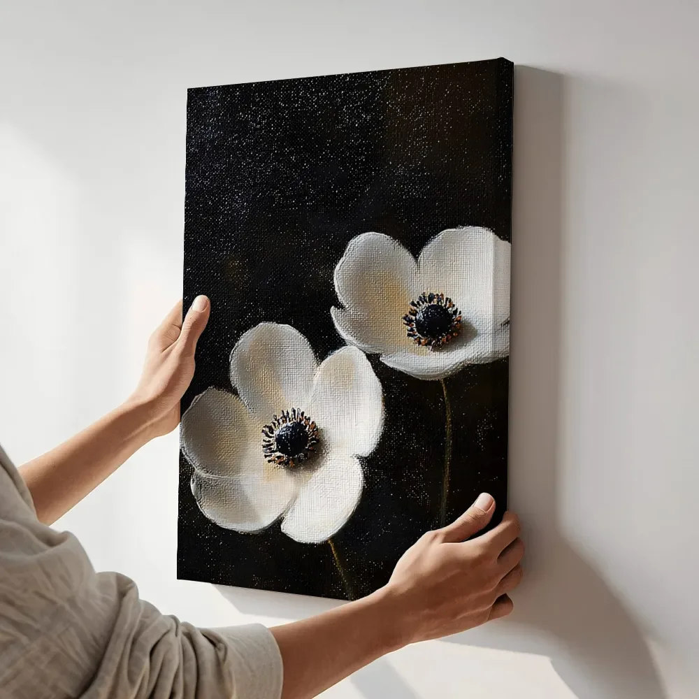 Sfeerimpressie: Witte anemonen op zwart terwijl het aan de muur wordt gehangen