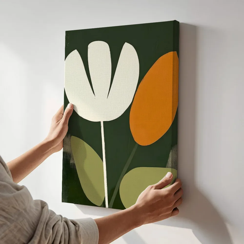 Sfeerimpressie: Witte bloem op donkergroen terwijl het aan de muur wordt gehangen