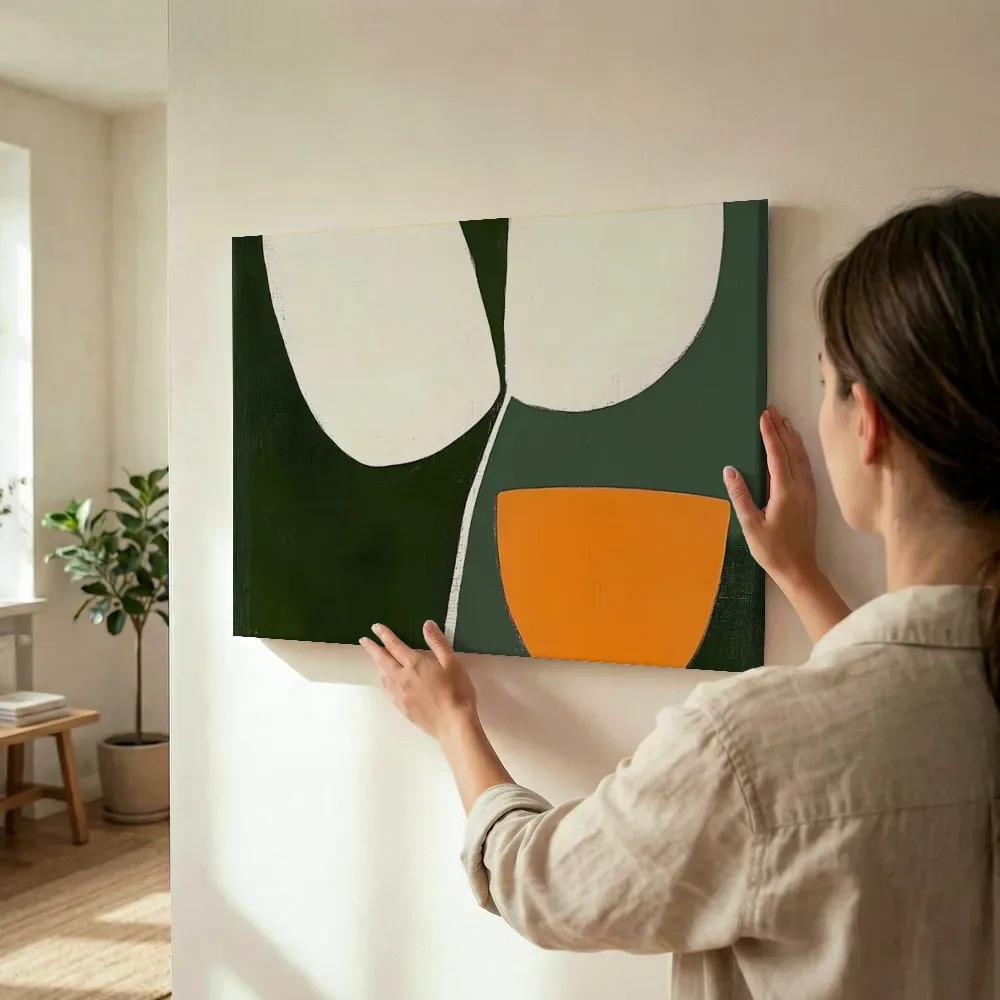 Sfeerimpressie: Witte bloem met oranje kelk terwijl het aan de muur wordt gehangen