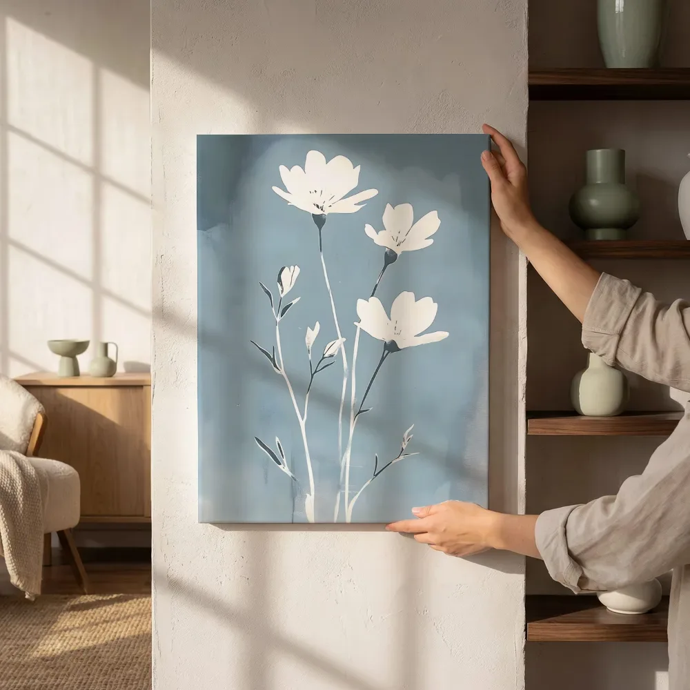 Sfeerimpressie: Witte bloemen op blauwe achtergrond naast de kast