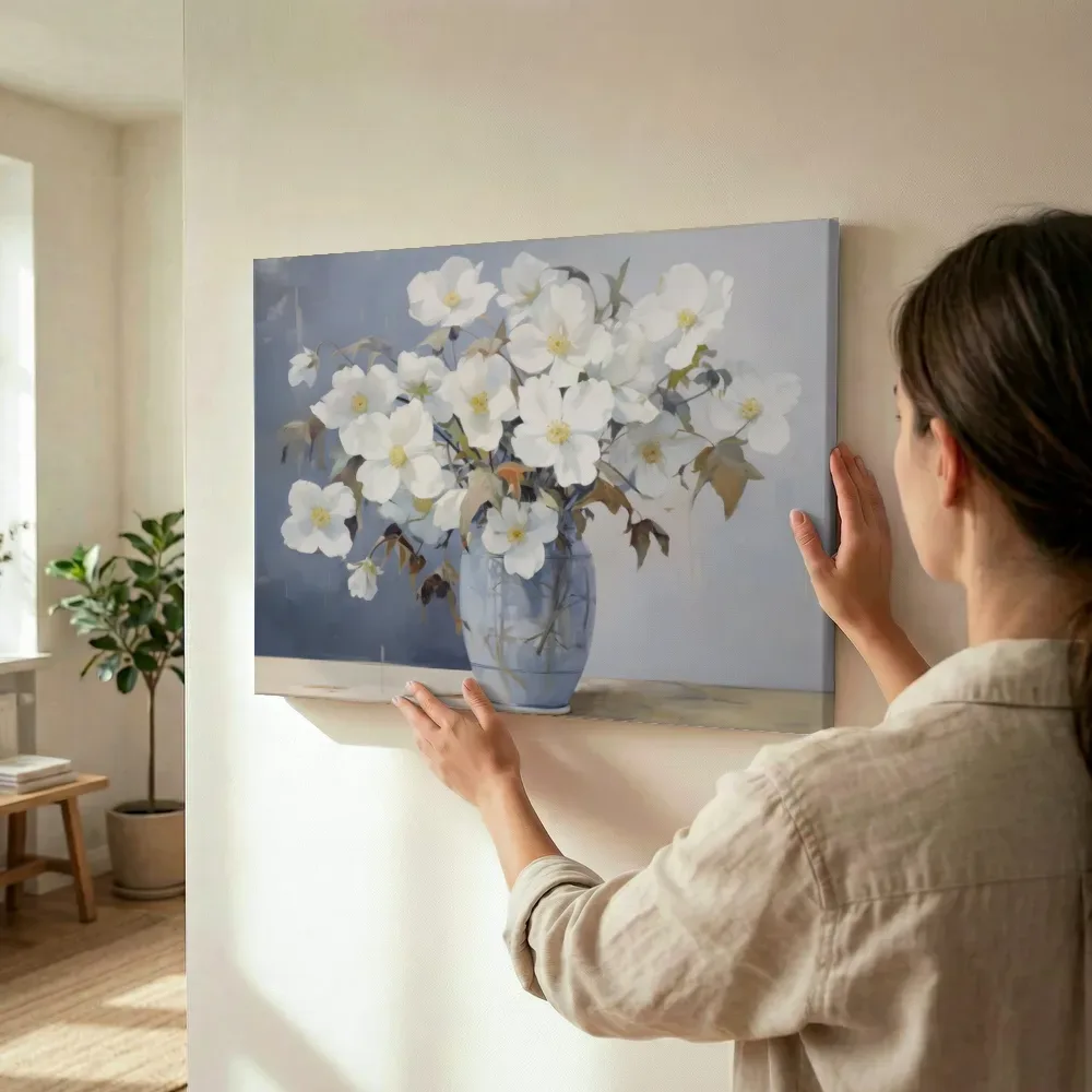 Sfeerimpressie: Witte bloemen in blauwe vaas terwijl het wordt opgehangen