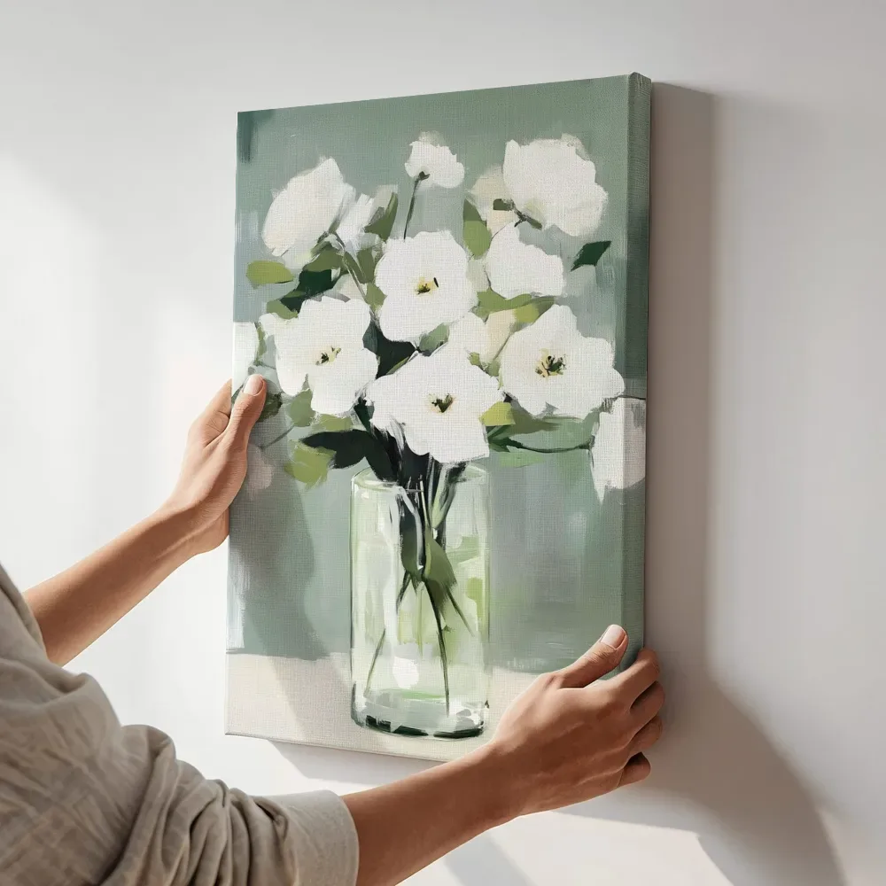 Sfeerimpressie: Losse witte bloemen in glazen vaas terwijl het aan de muur wordt gehangen