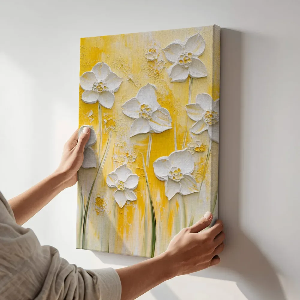 Sfeerimpressie: Witte bloemen op geel in reliëf terwijl het aan de muur wordt gehangen