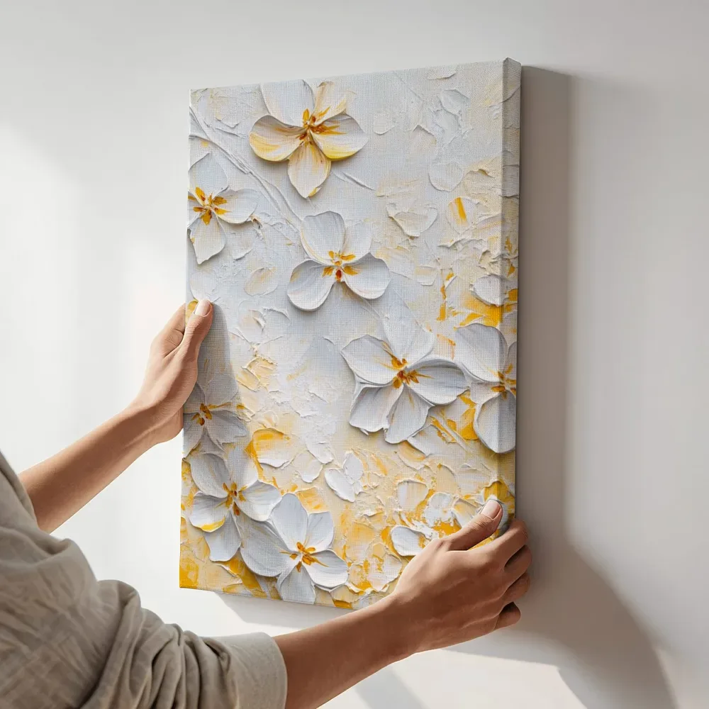 Sfeerimpressie: Witte bloesem op goud terwijl het aan de muur wordt gehangen