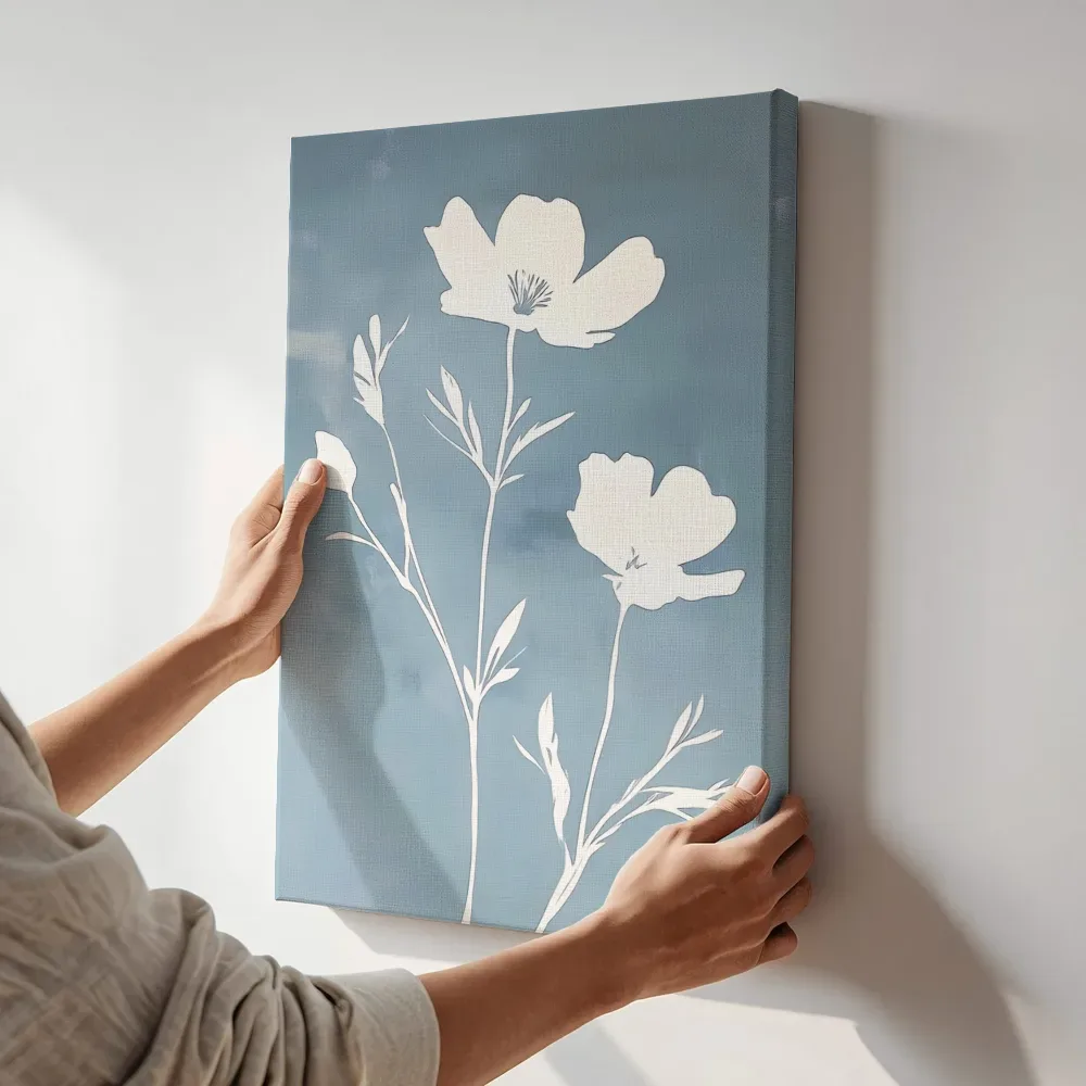 Sfeerimpressie: Witte cosmos bloemen terwijl het aan de muur wordt gehangen