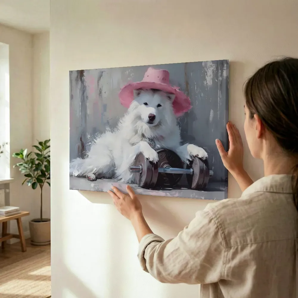 Sfeerimpressie: Witte hond met roze cowboyhoed terwijl het wordt opgehangen