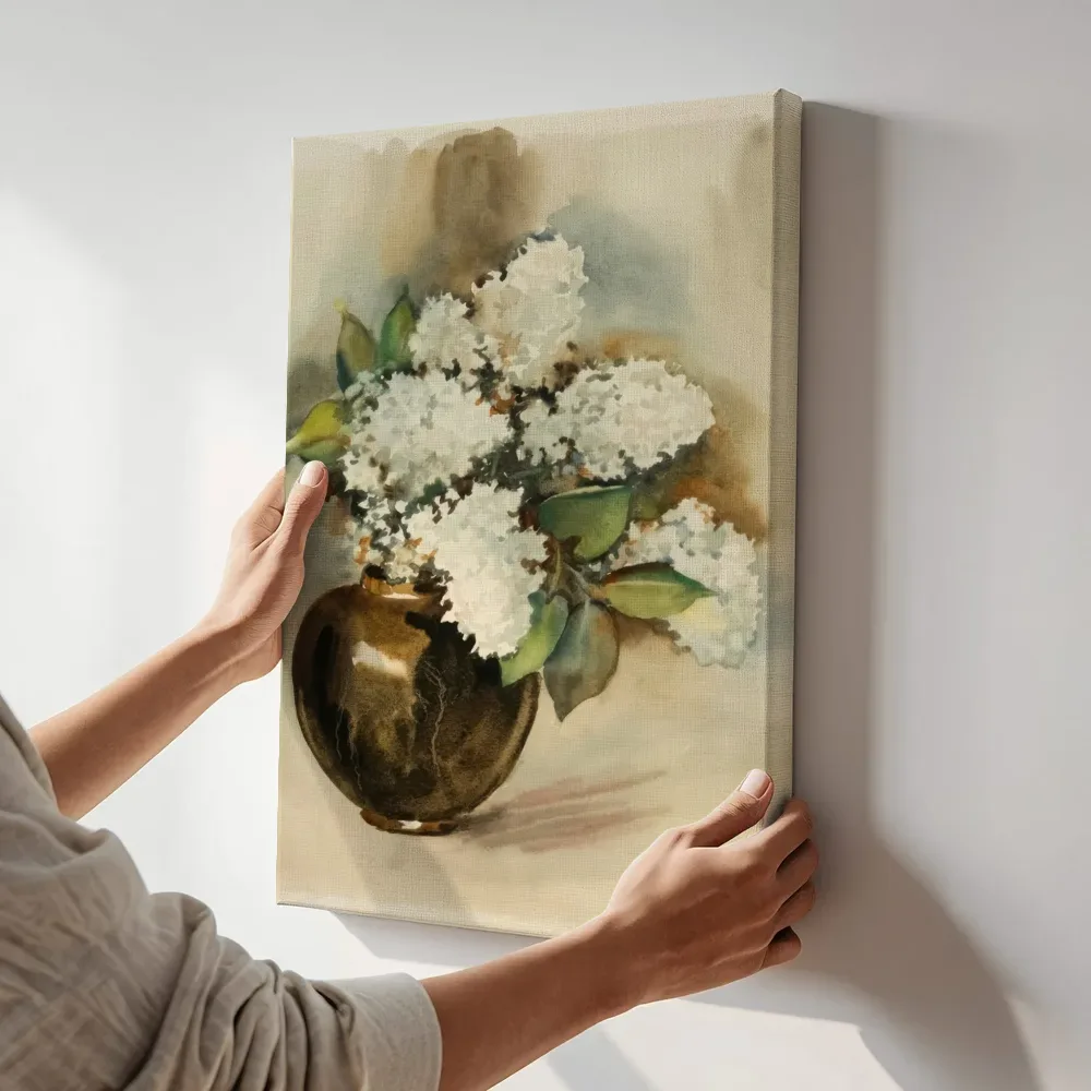 Sfeerimpressie: Witte hortensia's in aardewerken vaas terwijl het aan de muur wordt gehangen
