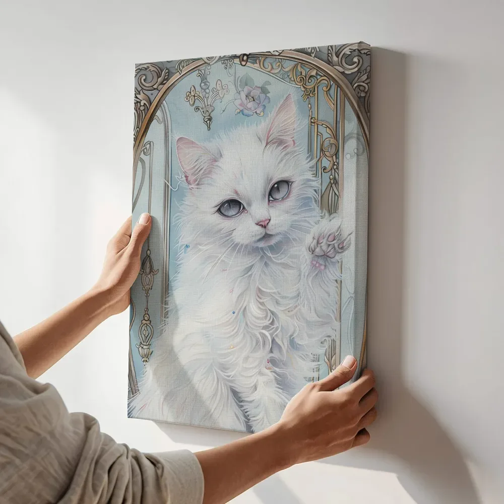 Sfeerimpressie: Witte kat in sierlijst terwijl het aan de muur wordt gehangen