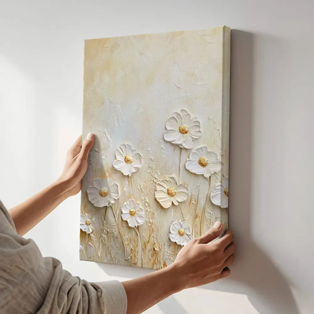 Sfeerimpressie: Witte klaprozen op goud terwijl het aan de muur wordt gehangen