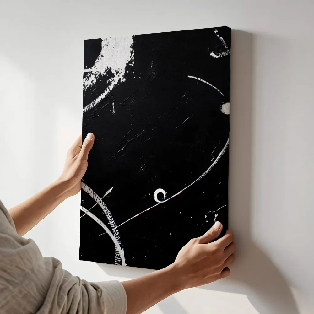 Sfeerimpressie: Witte lijnen op zwart terwijl het aan de muur wordt gehangen