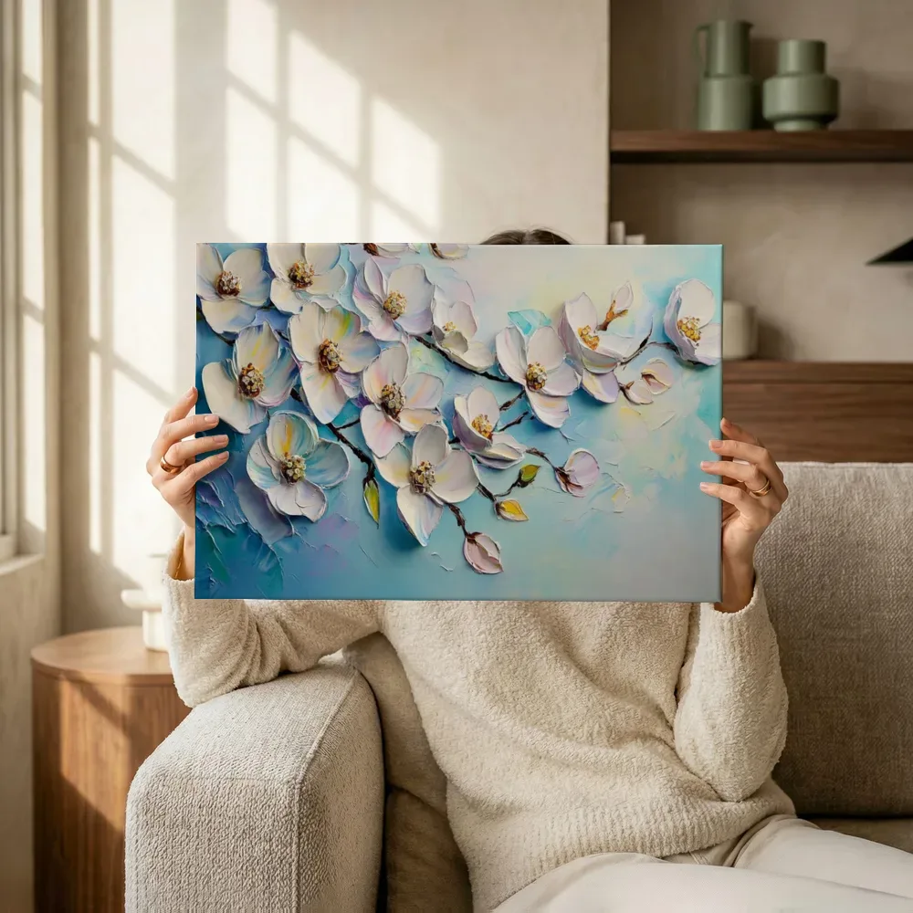 Sfeerimpressie: Witte magnolia op blauw terwijl het omhoog wordt gehouden