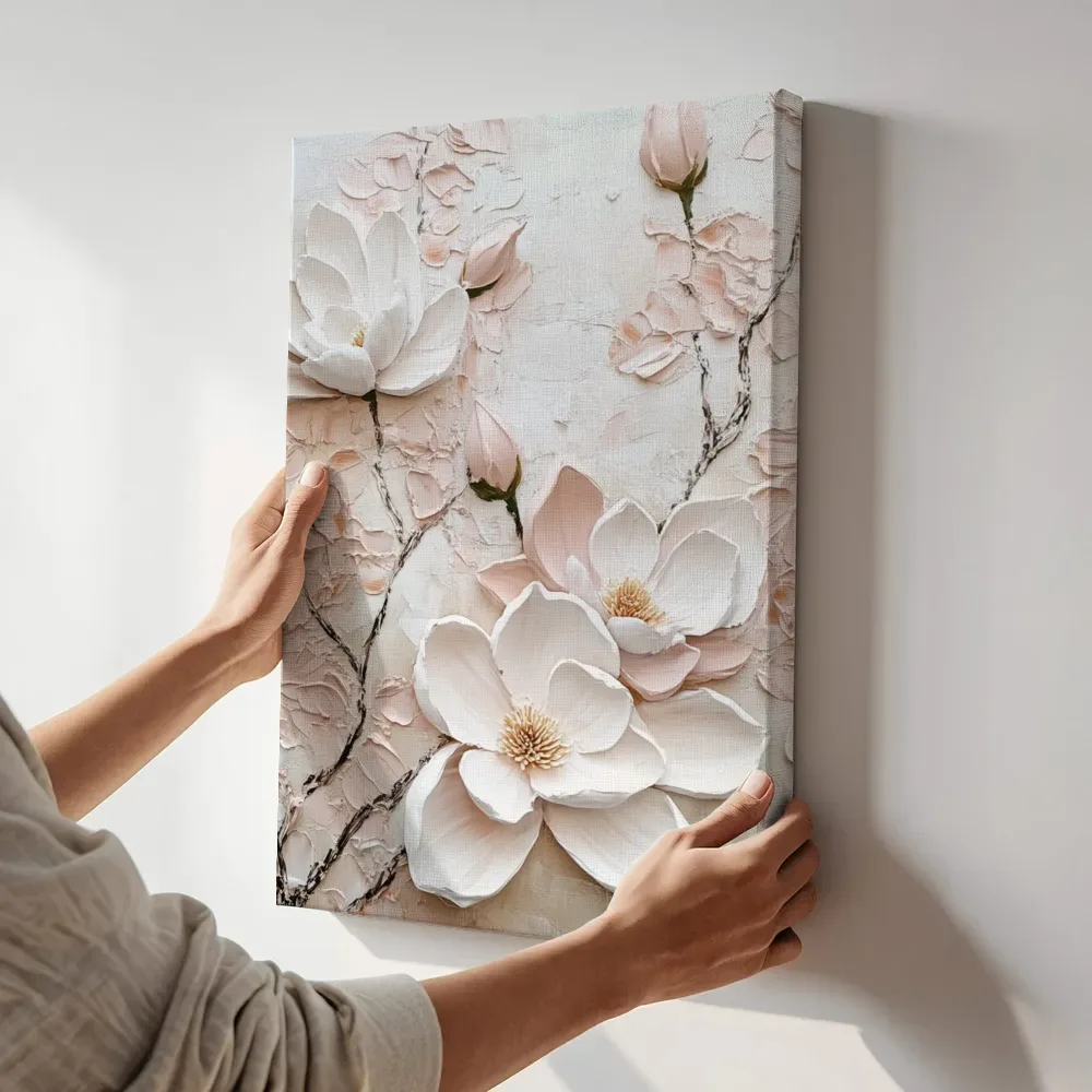 Sfeerimpressie: Witte magnolia twijg terwijl het aan de muur wordt gehangen