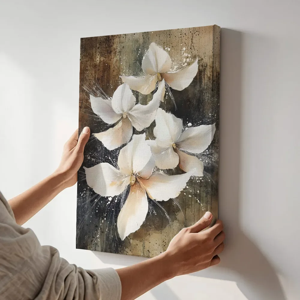 Sfeerimpressie: Witte orchideeën op donkere achtergrond terwijl het aan de muur wordt gehangen