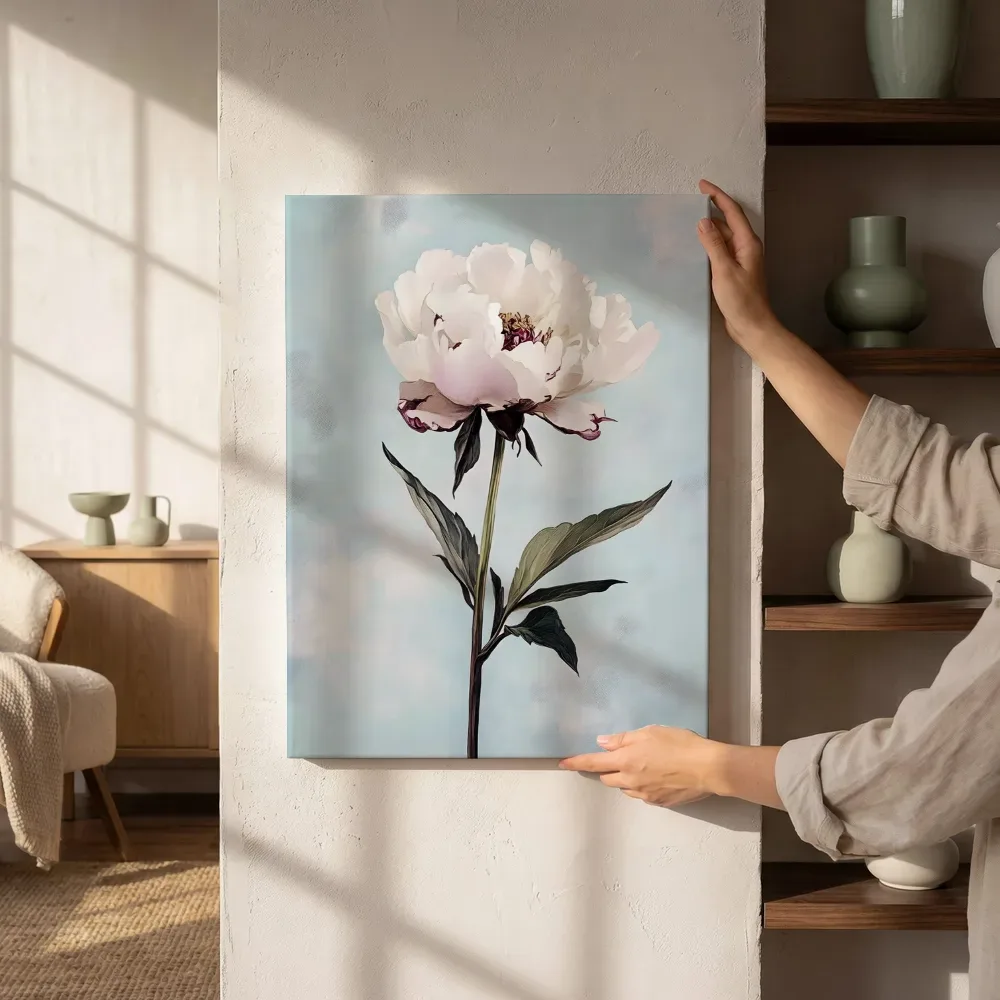 Sfeerimpressie: Witte pioenroos op blauwe achtergrond naast de kast
