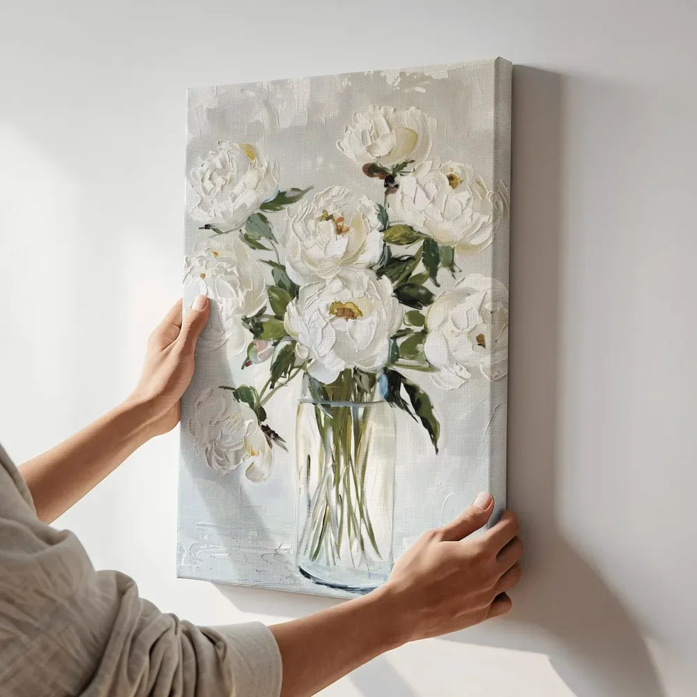 Sfeerimpressie: Witte pioenrozen in vaas terwijl het aan de muur wordt gehangen
