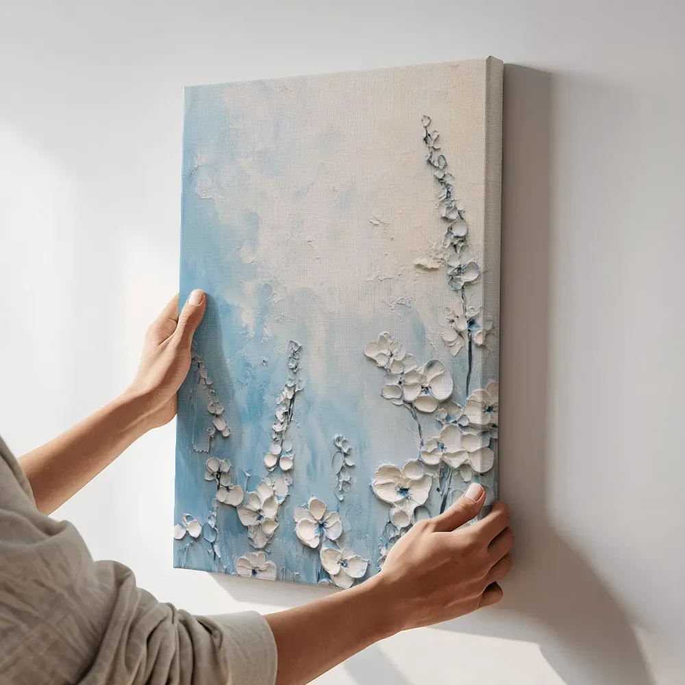 Sfeerimpressie: Witte ridderspoor blauw terwijl het aan de muur wordt gehangen