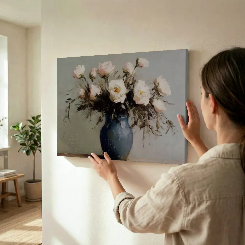 Sfeerimpressie: Witte rozen in blauwe vaas terwijl het wordt opgehangen