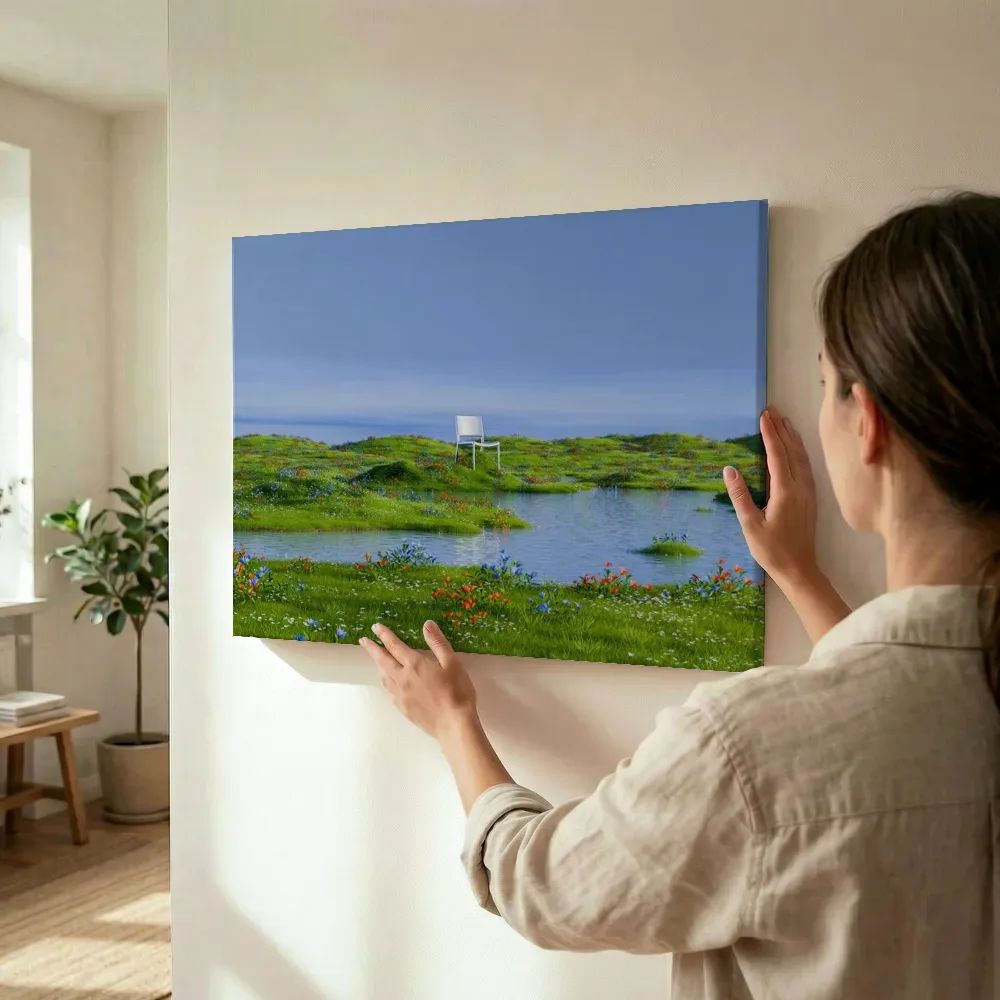 Sfeerimpressie: Witte stoel in bloemrijk moeraslandschap terwijl het wordt opgehangen