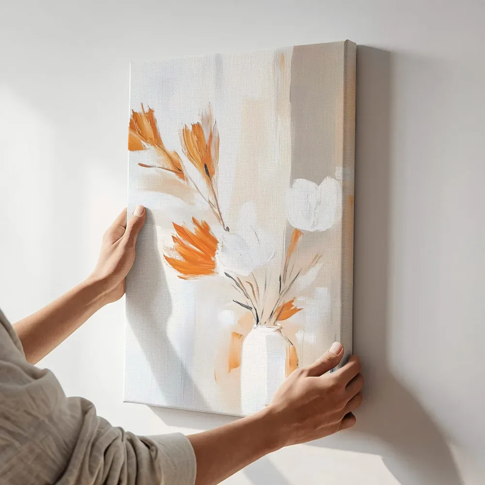Sfeerimpressie: Witte tulpen met droogbloemen terwijl het aan de muur wordt gehangen