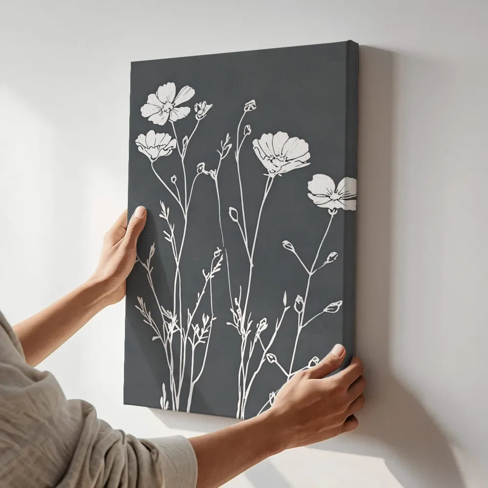 Sfeerimpressie: Witte veldbloemen op blauw terwijl het aan de muur wordt gehangen