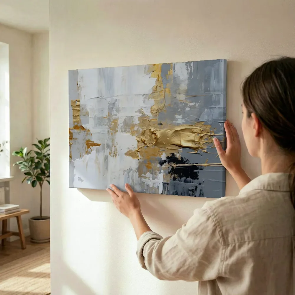 Sfeerimpressie: Witte vlakken met gouden spatten terwijl het wordt opgehangen
