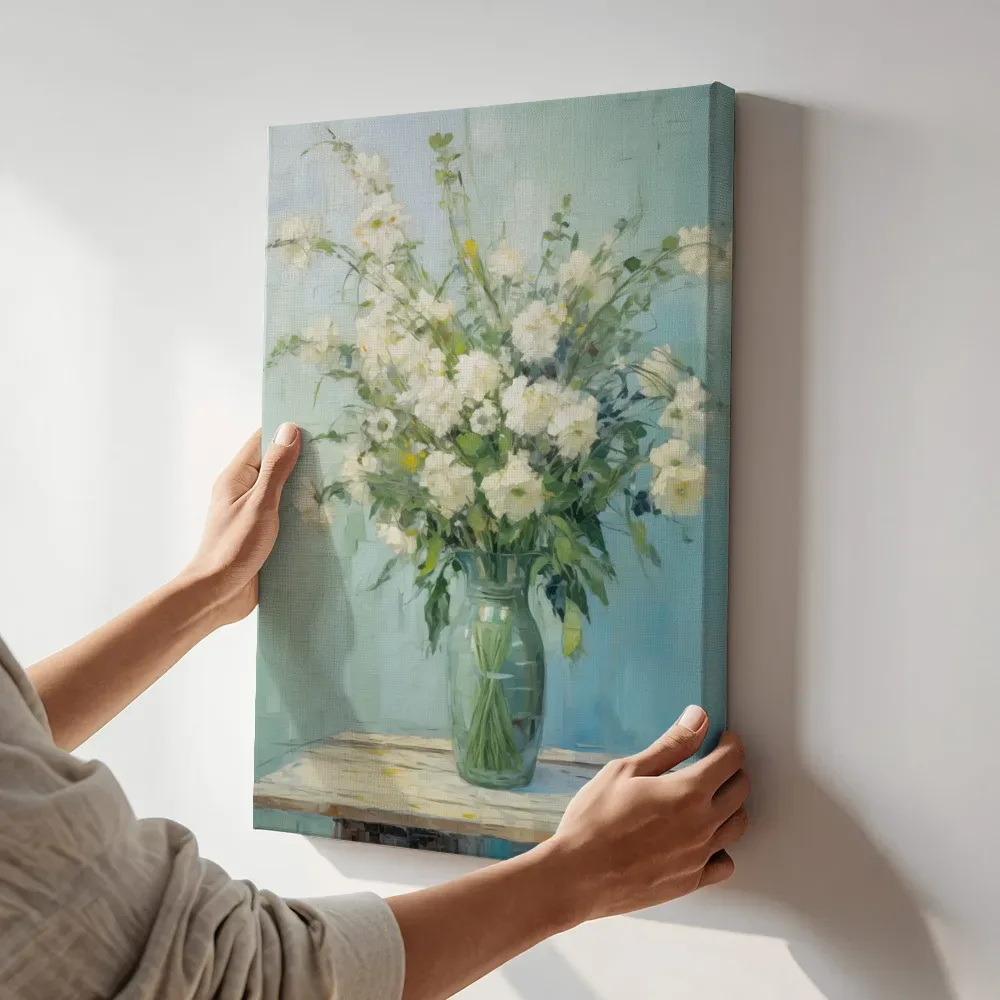 Sfeerimpressie: Witte wilde bloemen in glazen vaas terwijl het aan de muur wordt gehangen