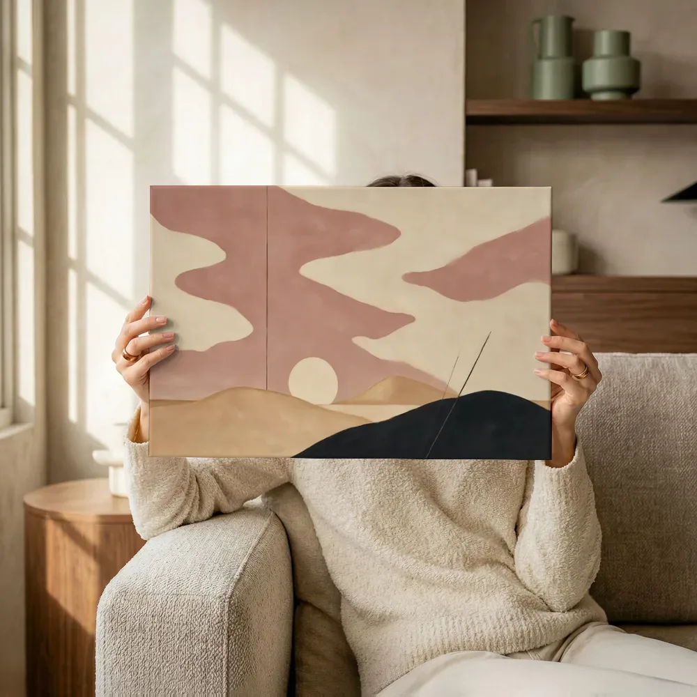 Sfeerimpressie: Woestijnlandschap Textured Minimalism 3 terwijl het omhoog wordt gehouden
