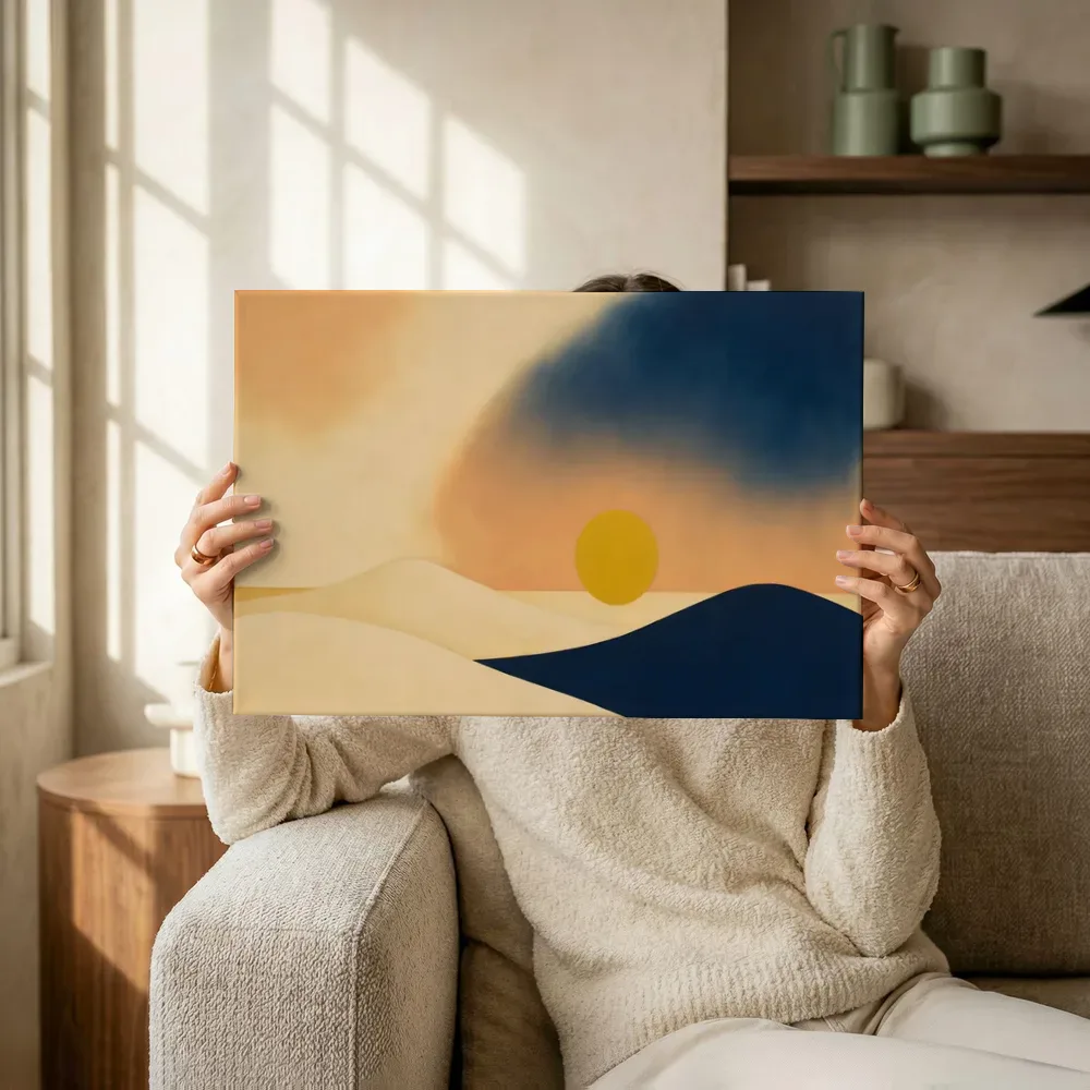 Sfeerimpressie: Woestijnlandschap Textured Minimalism 9 terwijl het omhoog wordt gehouden