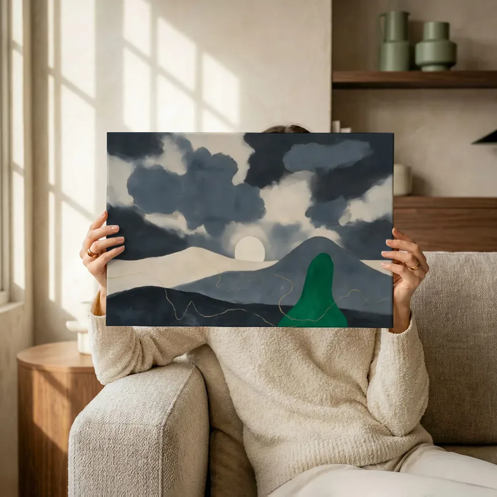 Sfeerimpressie: Woestijnlandschap Textured Minimalism in houtskoolgrijs terwijl het omhoog wordt gehouden