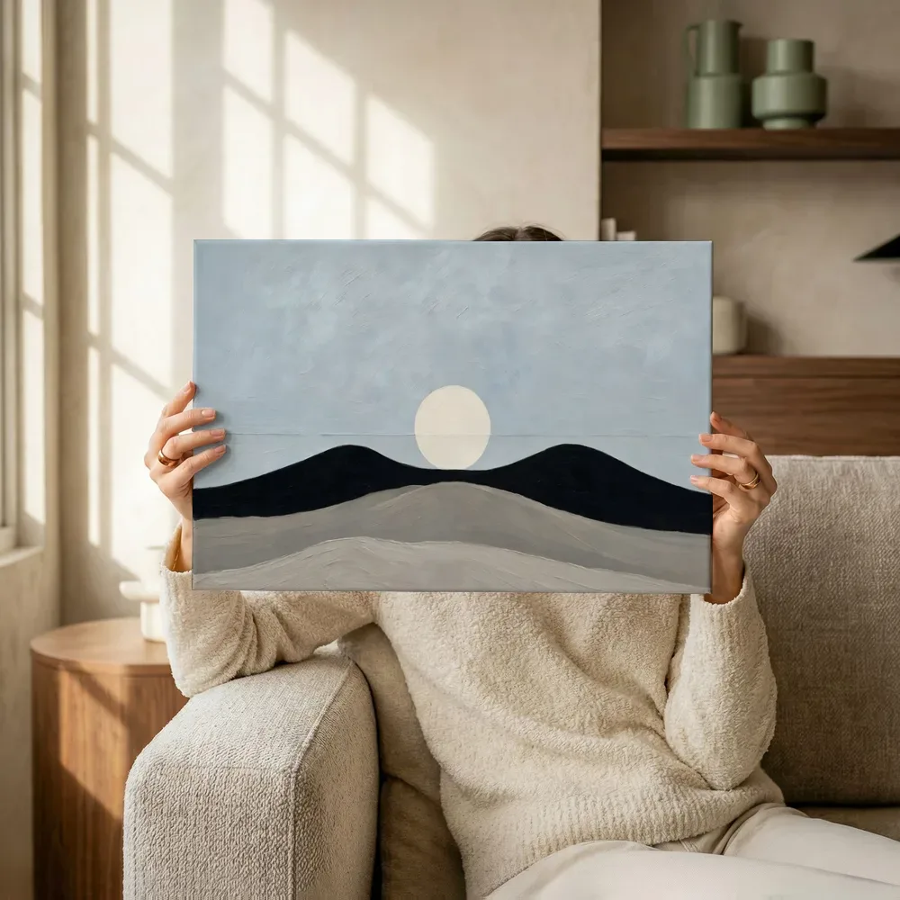 Sfeerimpressie: Woestijnlandschap Textured Minimalism in steengrijs 2 terwijl het omhoog wordt gehouden