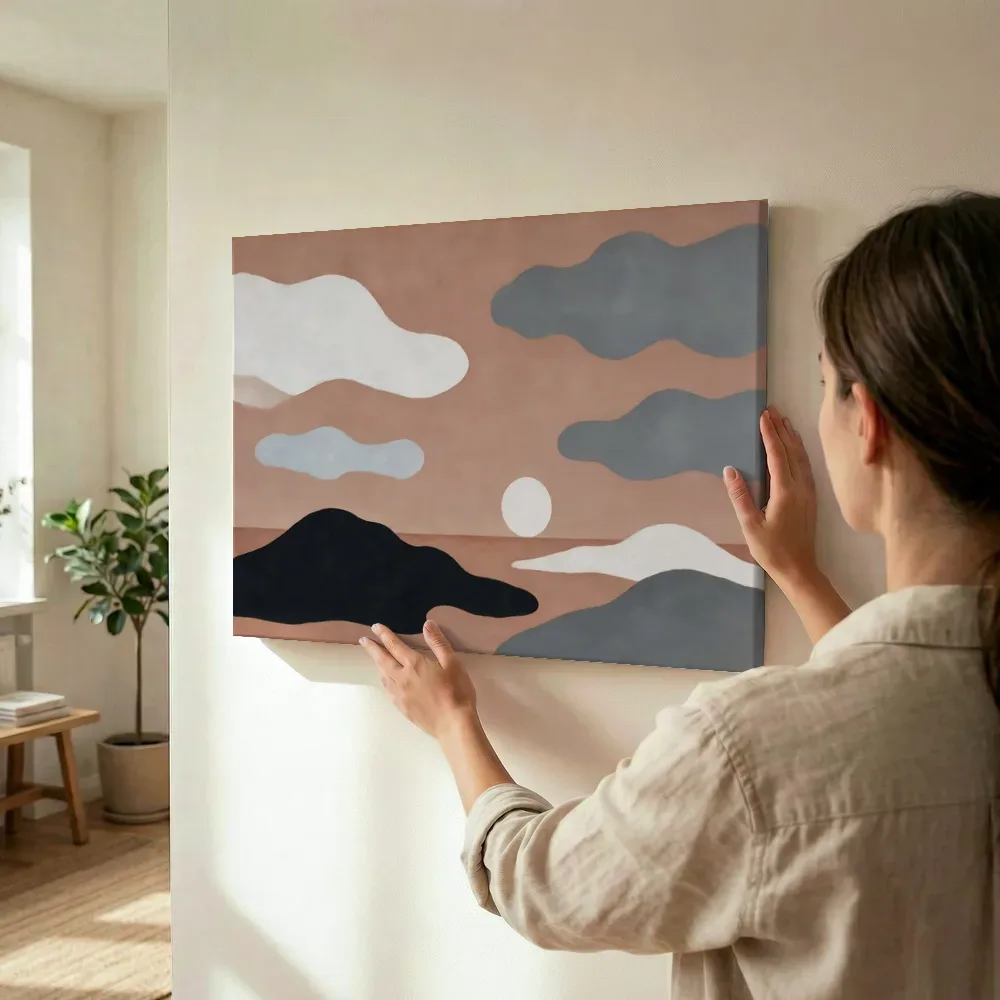 Sfeerimpressie: Woestijnlandschap Textured Minimalism in steengrijs terwijl het wordt opgehangen
