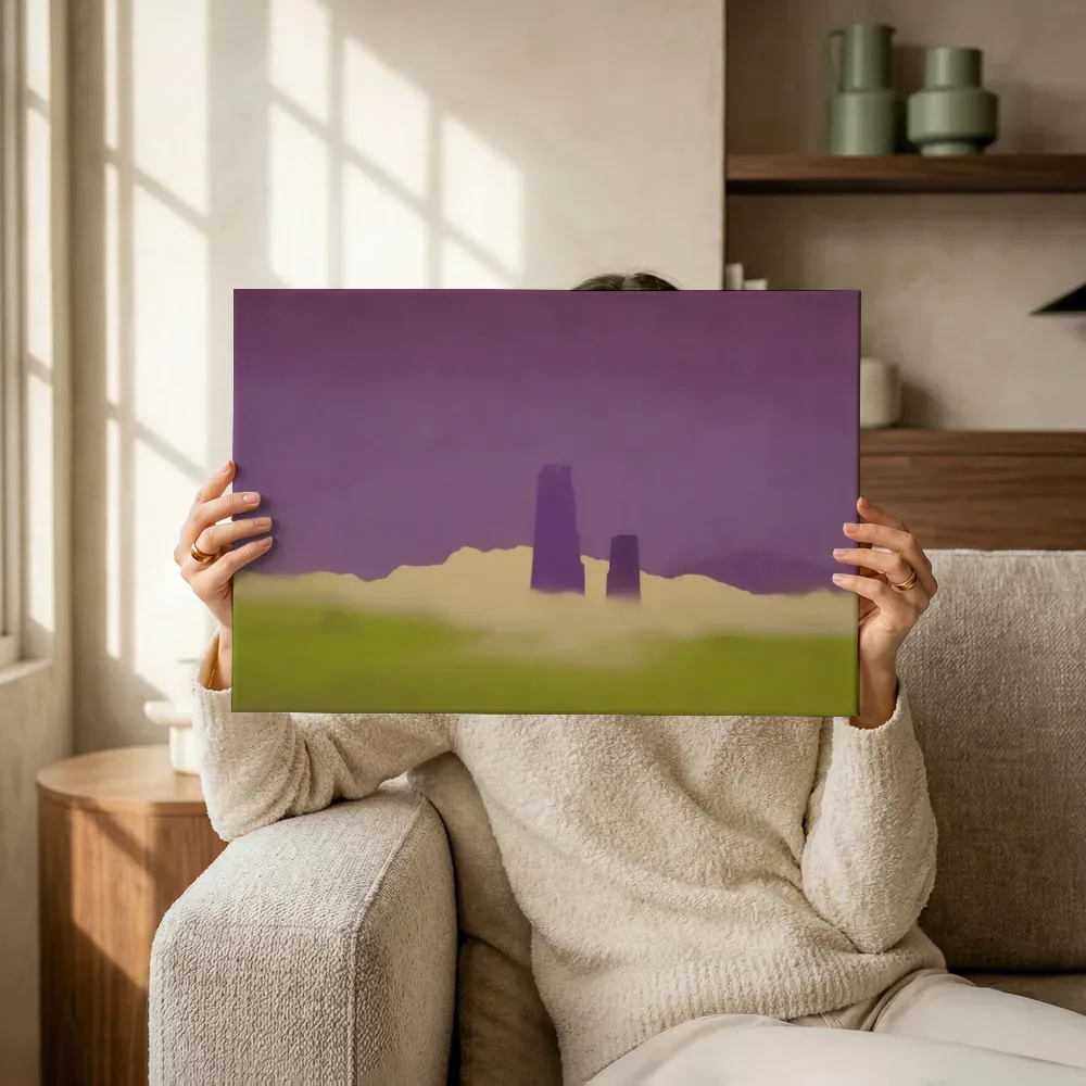 Sfeerimpressie: Wolkenkrabber in violet en limoen terwijl het omhoog wordt gehouden