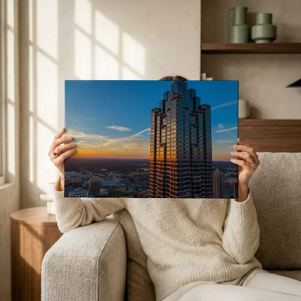 Sfeerimpressie: Wolkenkrabber torenend boven de stad bij zonsondergang terwijl het omhoog wordt gehouden