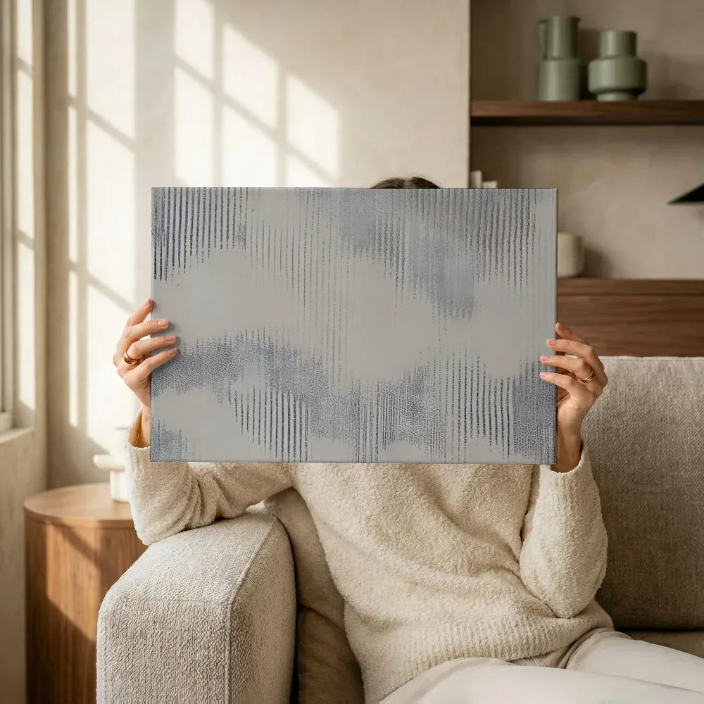 Sfeerimpressie: Wolkenpatroon in beige met grijze strepen terwijl het omhoog wordt gehouden