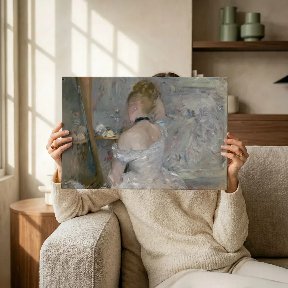 Sfeerimpressie: Vrouw aan haar toilet van Berthe Morisot terwijl het omhoog wordt gehouden