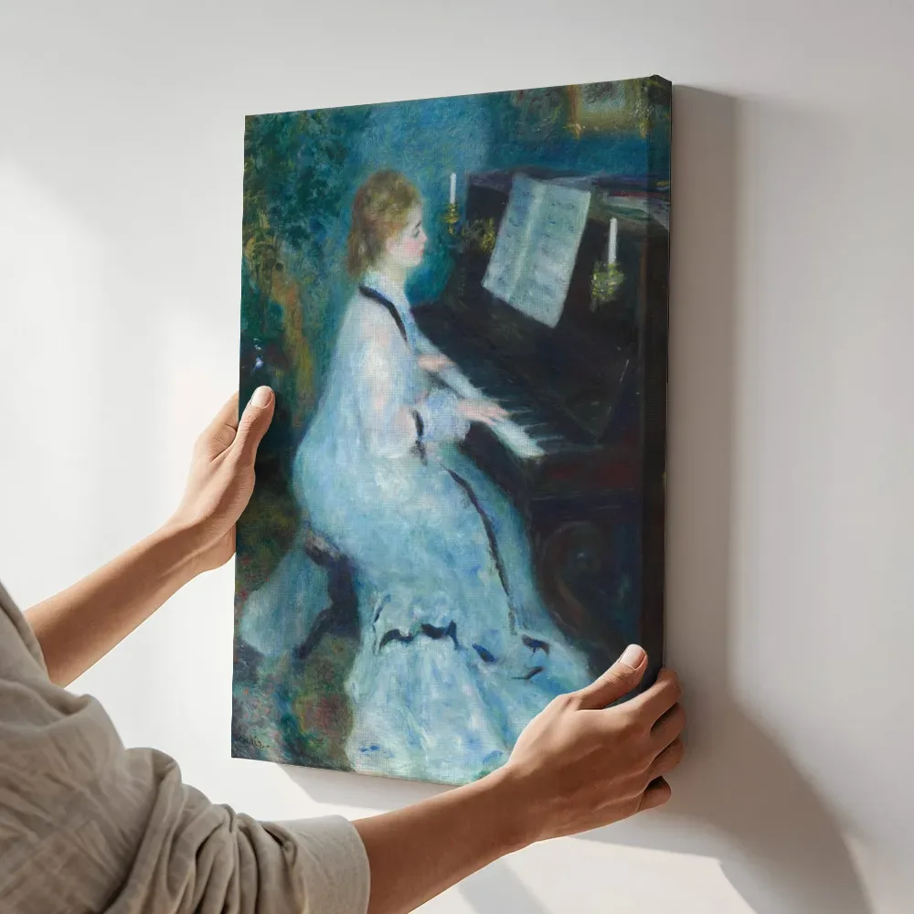 Sfeerimpressie: Vrouw aan de piano van Pierre-Auguste Renoir terwijl het aan de muur wordt gehangen