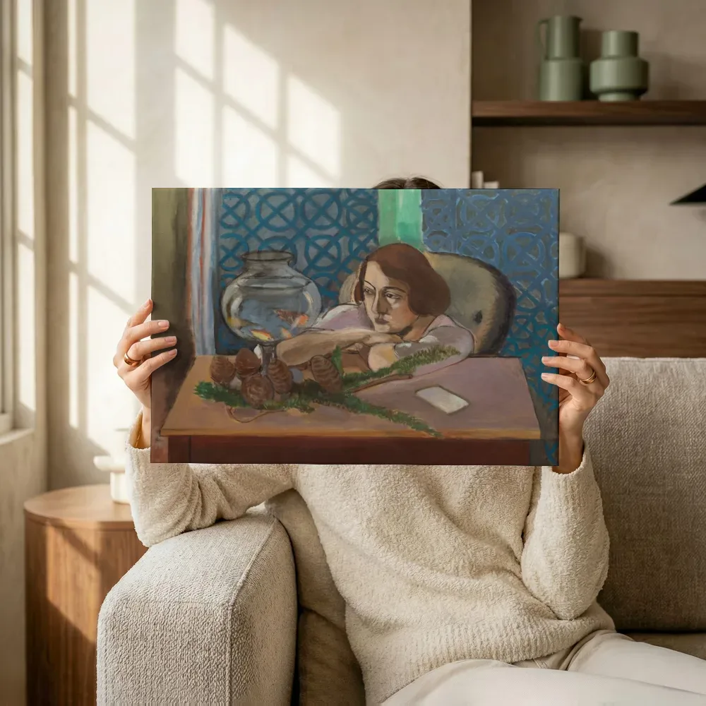 Sfeerimpressie: Vrouw voor een aquarium van Henri Matisse terwijl het omhoog wordt gehouden