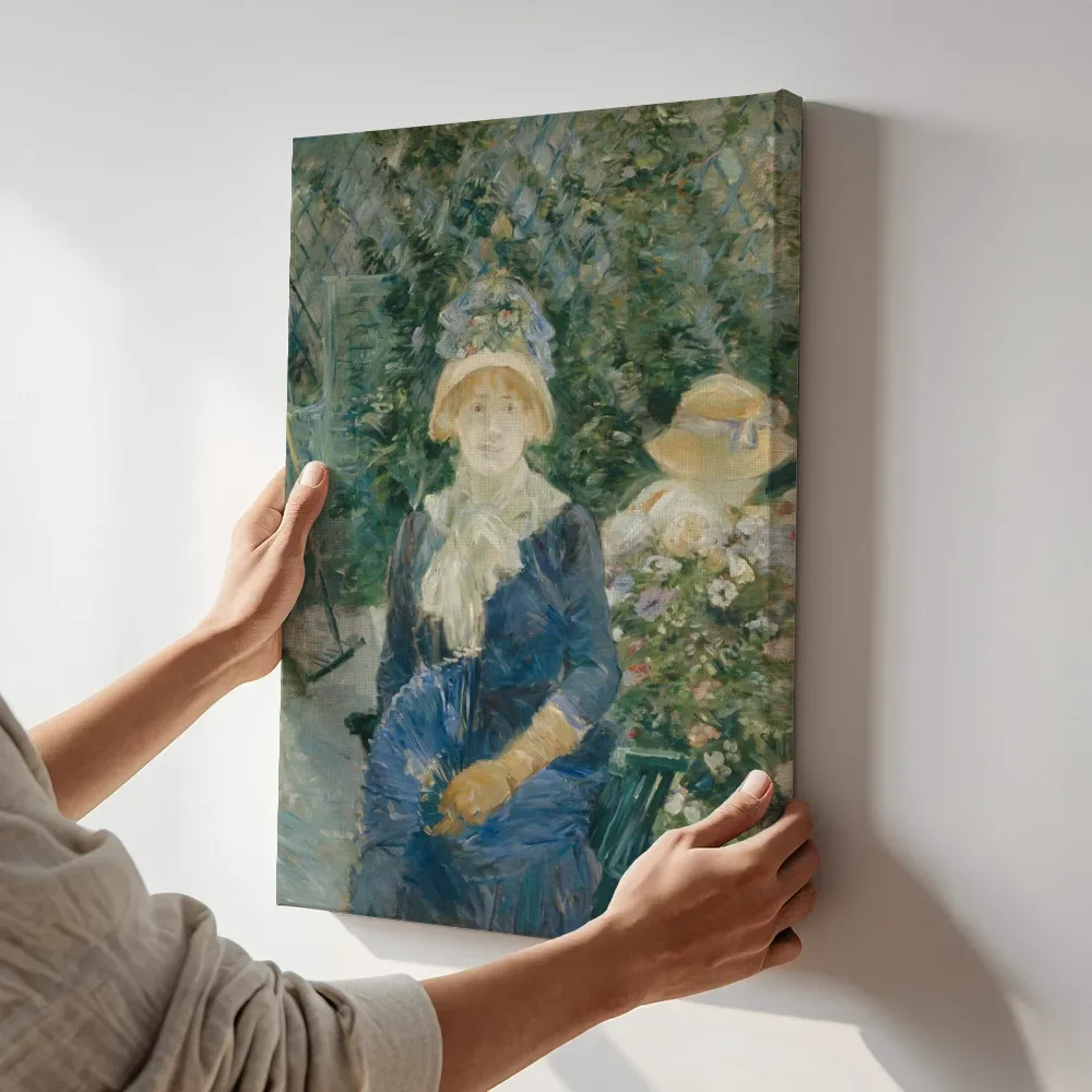 Sfeerimpressie: Vrouw in een tuin van Berthe Morisot terwijl het aan de muur wordt gehangen
