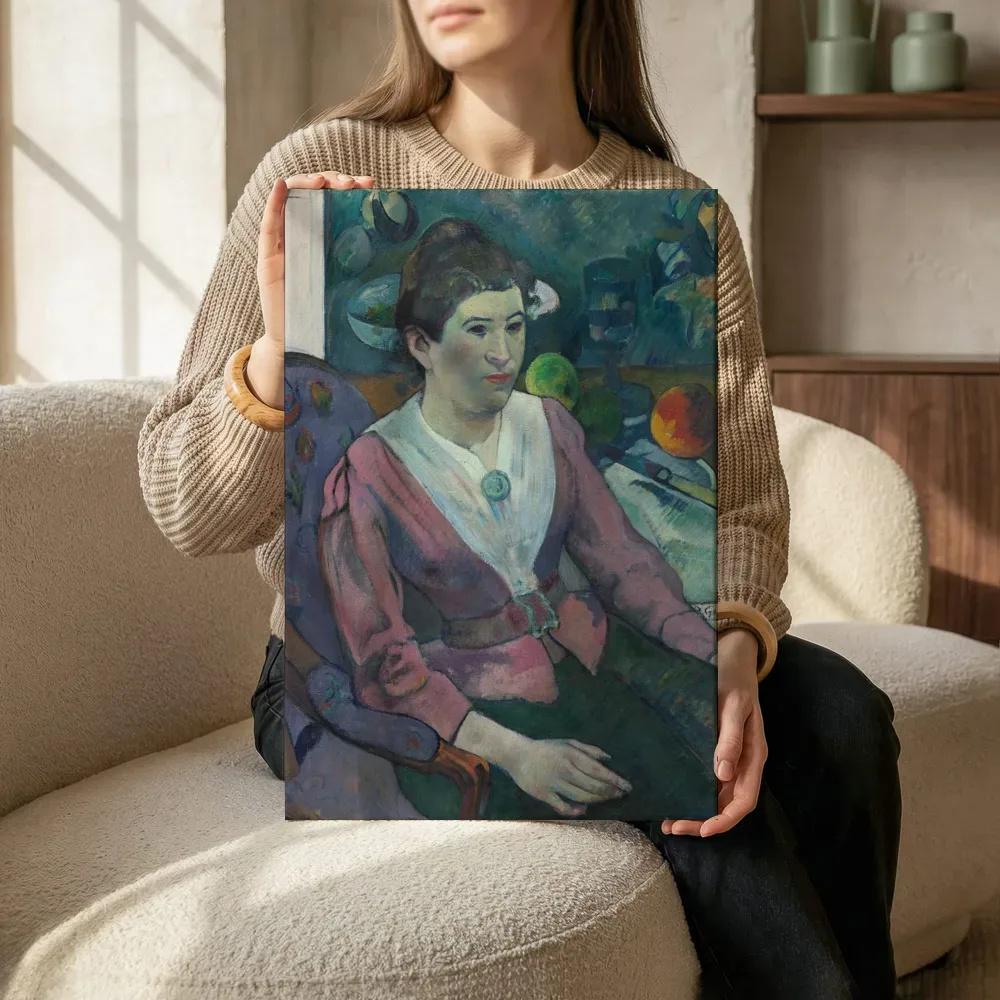 Sfeerimpressie: Vrouw voor een stilleven van Cezanne van Paul Gauguin terwijl het zittend wordt getoond