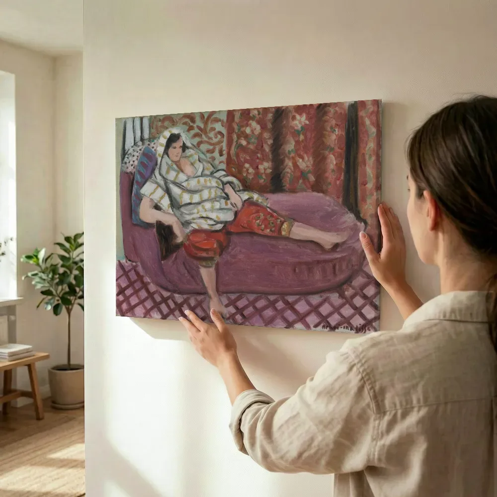 Sfeerimpressie: Vrouw op een roze divan van Henri Matisse terwijl het wordt opgehangen